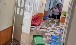 Nước lũ cuồn cuộn đổ v&#224;o bệnh viện ở Sơn La, m&#225;y m&#243;c, thiết bị y tế tr&#244;i theo d&#242;ng nước