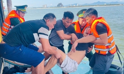 Bộ đội bi&#234;n ph&#242;ng hỗ trợ đưa ngư d&#226;n đột quỵ khi đang k&#233;o lưới đi cấp cứu