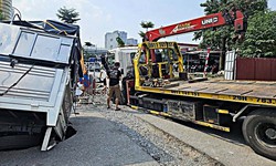 2 &#244; t&#244; tụt xuống &#39;hố tử thần&#39; gần trụ sở C&#244;ng an phường Nghĩa Đ&#244;