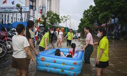 Ngập s&#226;u sau mưa lớn, học sinh H&#224; Nội được đưa đến lớp bằng &#39;phương tiện đặc biệt&#39;