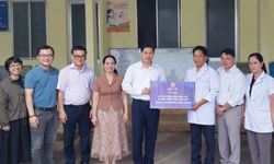 Thứ trưởng Thường trực Bộ Y tế Vũ Mạnh H&#224; thăm, tặng thiết bị y tế cho tuyến cơ sở tại Đồng Nai