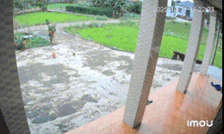 Video vụ nổ lớn gần nh&#224; d&#226;n tạo hố c&#243; đường k&#237;nh 2m