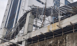 Sập giàn giáo lúc rạng sáng, 2 công nhân gặp nạn tử vong