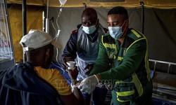 Nam Phi lần đầu thử nghiệm vaccine sản xuất trong nước sau 50 năm