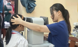 Gần 30% trẻ tại một trường tiểu học mắc tật kh&#250;c xạ nhưng phần lớn chưa từng đeo k&#237;nh