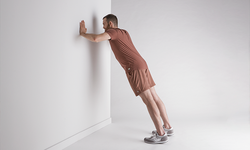 B&#224;i tập chống đẩy tường 5 ph&#250;t gi&#250;p săn chắc cơ ngực sau 60 tuổi