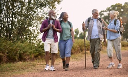 Người cao tuổi n&#234;n đi bộ thế n&#224;o khi trời trở lạnh?