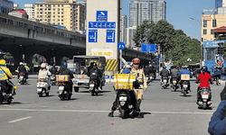 Hơn 130 người bị phạt tiền trong một buổi s&#225;ng v&#236; th&#243;i quen phổ biến khi l&#225;i xe m&#225;y