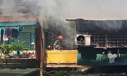 Ch&#225;y tại khu tập thể Trung Tự, lửa b&#249;ng l&#234;n tại tầng cao c&#243; dấu hiệu cơi nới