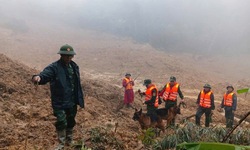 Đội mưa, lội b&#249;n t&#236;m 3 người mất t&#237;ch trong vụ sạt lở kinh ho&#224;ng ở v&#249;ng cao Đ&#224; Nẵng