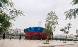 Hải Phòng: Sà lan đâm gãy nhiều cột đèn đường trên sông Tam Bạc