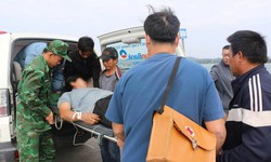 Vượt s&#243;ng lớn giữa biển chuyển bệnh nh&#226;n đột quỵ v&#224;o đất liền cấp cứu