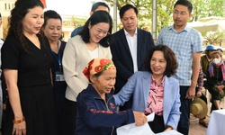 Thứ trưởng Bộ Y tế tham dự chương tr&#236;nh kh&#225;m bệnh v&#224; tặng qu&#224; tại Nghệ An