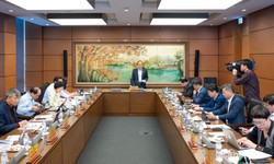 Đề xuất sử dụng s&#225;ch gi&#225;o khoa điện tử từ năm 2030