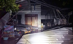 Lốc xo&#225;y t&#224;n ph&#225; trong đ&#234;m, nh&#224; cửa tốc m&#225;i, c&#226;y cối đổ la liệt