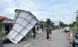 Nhận ra lốc xoáy thì mái tôn đã bay loảng xoảng