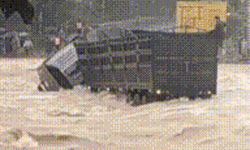 Video: T&#224;i xế c&#249;ng xe tải bị lũ cuốn tr&#244;i khi cố vượt qua ngầm tr&#224;n đang ngập s&#226;u