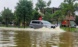 Huế lại ngập, người d&#226;n hối hả đưa &#244; t&#244;, xe m&#225;y l&#234;n cao ph&#242;ng lũ lần 4