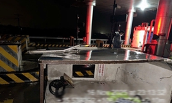 Lốc xo&#225;y đ&#225;nh sập cabin trạm thu ph&#237; Tam Kỳ, c&#225;c t&#224;i xế lưu &#253; lộ tr&#236;nh di chuyển