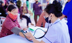 Vượt nắng mưa, b&#225;c sĩ kh&#225;m miễn ph&#237; cho hơn 2.000 người v&#249;ng thi&#234;n tai