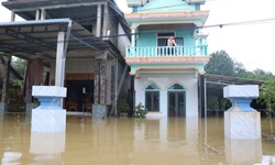 Lũ d&#226;ng hơn 2m nhấn ch&#236;m ng&#244;i l&#224;ng miền n&#250;i ở Huế