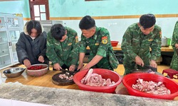 Ấm &#225;p nghĩa t&#236;nh &#39;bếp ăn 0 đồng&#39; ở v&#249;ng sạt lở