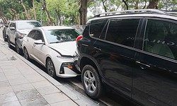 Bốn &#244; t&#244; &#39;dồn toa&#39; tr&#234;n phố L&#234; Th&#225;i Tổ, một phụ nữ đi xe m&#225;y vạ l&#226;y