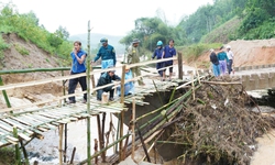 Cận cảnh cầu tạm nối đ&#244;i bờ chia cắt, hơn 1.200 người tho&#225;t cảnh c&#244; lập