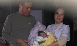 Nh&#226;n vi&#234;n y tế vượt đ&#234;m mưa r&#233;t hỗ trợ sản phụ đẻ rơi an to&#224;n