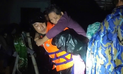 Hải qu&#226;n xuy&#234;n đ&#234;m vượt lũ ứng cứu người d&#226;n Kh&#225;nh H&#242;a