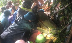 Sạt lở kinh hoàng vùi lấp 6 ngôi nhà, người đàn ông mắc kẹt trong đống đổ nát