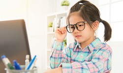 Đeo k&#237;nh cận sai c&#225;ch sẽ nguy hại như thế n&#224;o?