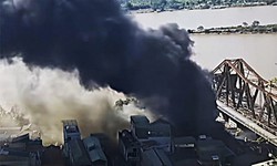 Ch&#225;y qu&#225;n lẩu dưới ch&#226;n cầu Long Bi&#234;n k&#232;m nhiều tiếng nổ nghi do b&#236;nh gas