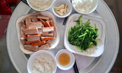 M&#226;m cơm l&#232;o t&#232;o rau xanh v&#236; gi&#225; đắt đỏ