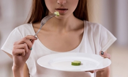 10 rủi ro c&#243; thể xảy ra với người ăn ki&#234;ng qu&#225; &#237;t calo