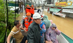 C&#225;n bộ, chiến sĩ Nh&#224; m&#225;y Z753 v&#224;o nơi ngập s&#226;u cứu gi&#250;p người d&#226;n