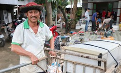 Thầy, tr&#242; chung tay gi&#250;p người d&#226;n &#39;hồi sinh&#39; thiết bị điện sau lũ