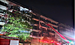 Giải cứu 5 người mắc kẹt trong vụ ch&#225;y nh&#224; 5 tầng tại H&#224; Nội