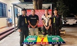 Chơi tr&#242; phi ti&#234;u ăn tiền tại hội chợ, 2 nam thanh ni&#234;n bị bắt v&#236; h&#224;nh vi đ&#225;nh bạc