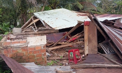 Hai vợ chồng bồng con chạy lũ, khi trở về ng&#244;i nh&#224; chỉ c&#242;n đống đổ n&#225;t