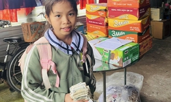 X&#250;c động h&#236;nh ảnh c&#244; b&#233; mang xấp tiền lẻ gửi ủng hộ b&#224; con v&#249;ng lũ