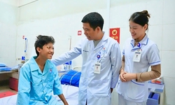 Gi&#224;nh lại sự sống cho nam sinh gặp tai nạn nguy kịch tr&#234;n đường đi học về