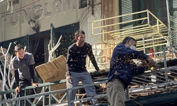 Người d&#226;n tất bật th&#225;o dỡ m&#225;i che vỉa h&#232; phố H&#224;ng M&#227;