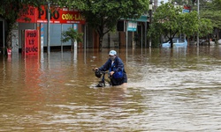 V&#236; sao mưa b&#227;o dồn dập v&#224;o cuối năm?
