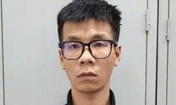 Shipper nhận đơn xong mở túi hàng, thấy iPhone 15 Pro Max rồi mang bán