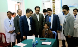 Thứ trưởng Trần Văn Thuấn dự chương tr&#236;nh kh&#225;m bệnh, cấp ph&#225;t thuốc miễn ph&#237; cho người d&#226;n Huế sau lũ