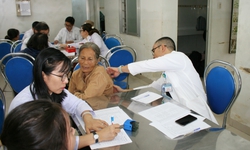 Chuyến xe Sức khỏe - Thương về miền Trung: Ấm t&#236;nh sẻ chia tại x&#227; Di&#234;n Điền