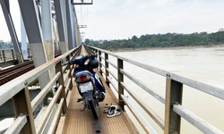 H&#233; lộ nguy&#234;n nh&#226;n người đ&#224;n &#244;ng &#244;m 2 ch&#225;u nhỏ nhảy xuống s&#244;ng Tr&#224; Kh&#250;c