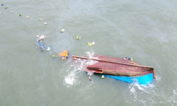 V&#224;o bờ tr&#225;nh b&#227;o, t&#224;u c&#225; bị s&#243;ng đ&#225;nh ch&#236;m khiến 1 người tử vong, 2 người mất t&#237;ch