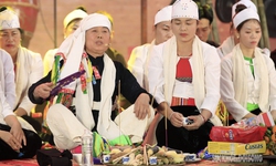 Xem b&#224; Mo thực hiện nghi lễ &quot;Ăn Trường&quot; linh thi&#234;ng của người Mường